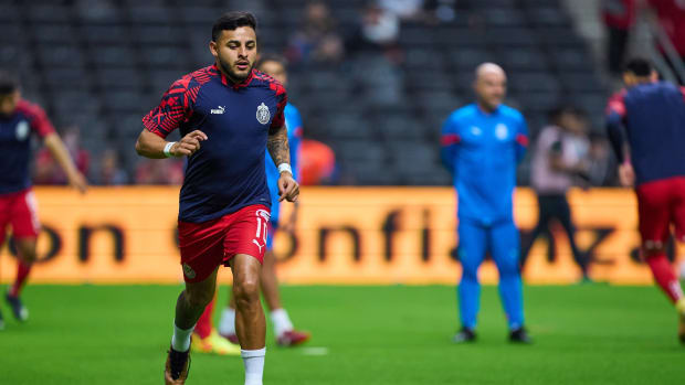 Alexis Vega en uniforme de Chivas frente al balón